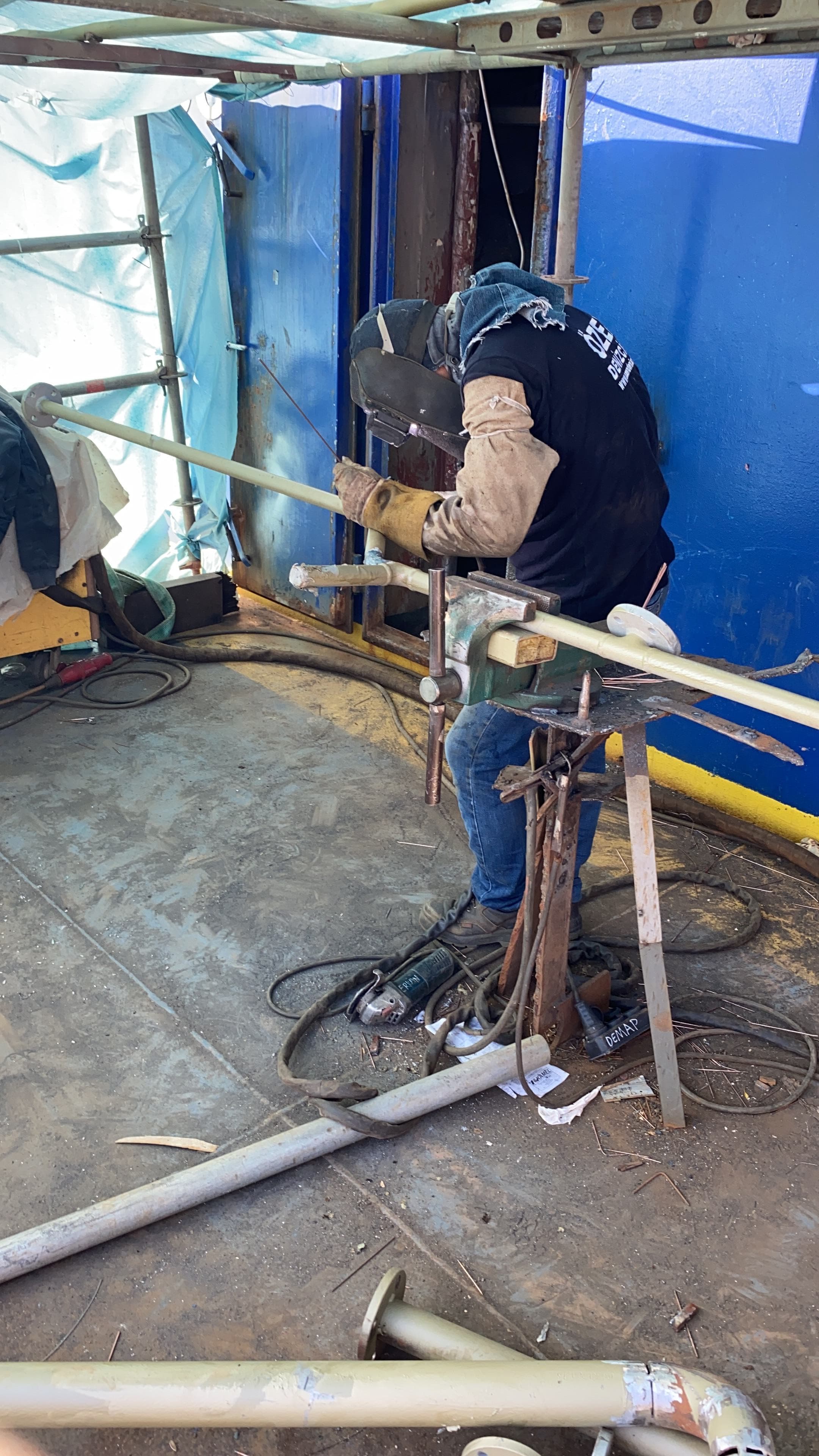 EFE98E1C-6B16-4D50-B3DC-421C28933EDE